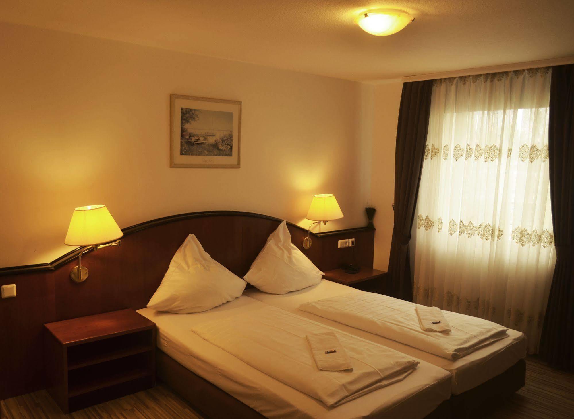 As Hotel Гьотинген Екстериор снимка