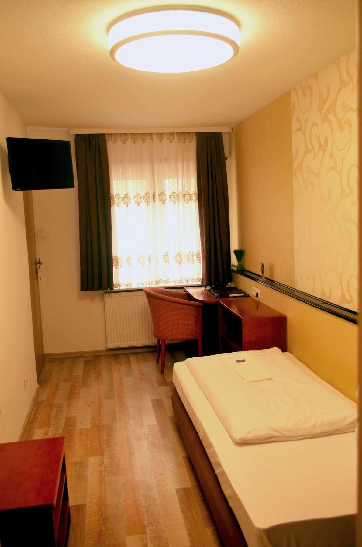 As Hotel Гьотинген Екстериор снимка