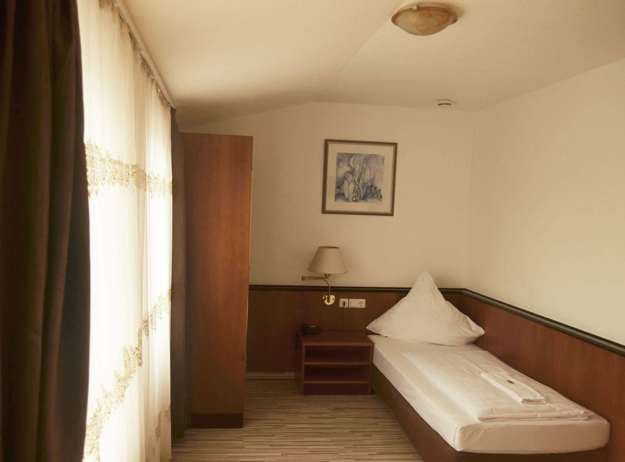 As Hotel Гьотинген Екстериор снимка